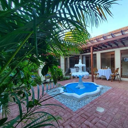 Vive Utila - Bed & Breakfast Экстерьер фото
