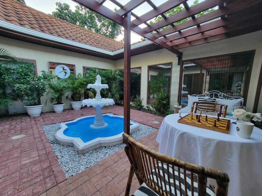 Vive Utila - Bed & Breakfast Экстерьер фото