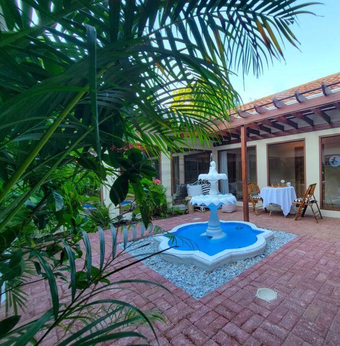 Vive Utila - Bed & Breakfast Экстерьер фото
