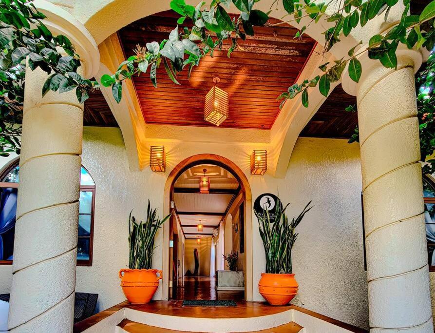 Vive Utila - Bed & Breakfast Экстерьер фото