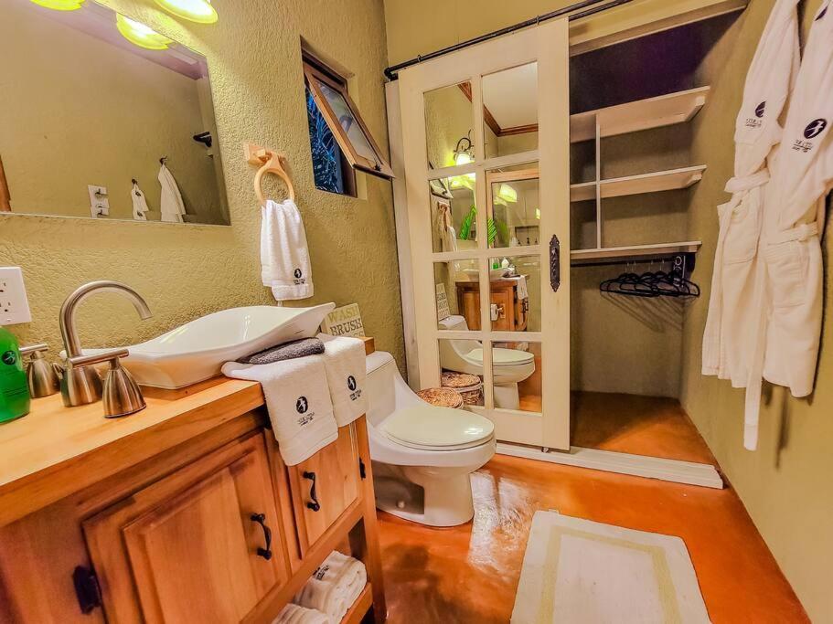 Vive Utila - Bed & Breakfast Экстерьер фото