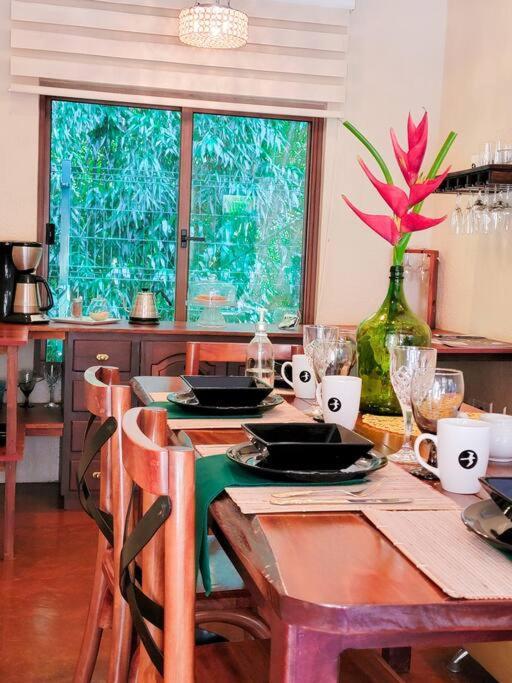 Vive Utila - Bed & Breakfast Экстерьер фото