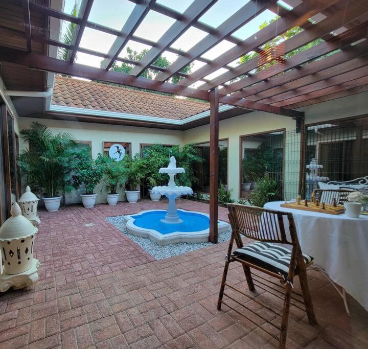 Vive Utila - Bed & Breakfast Экстерьер фото